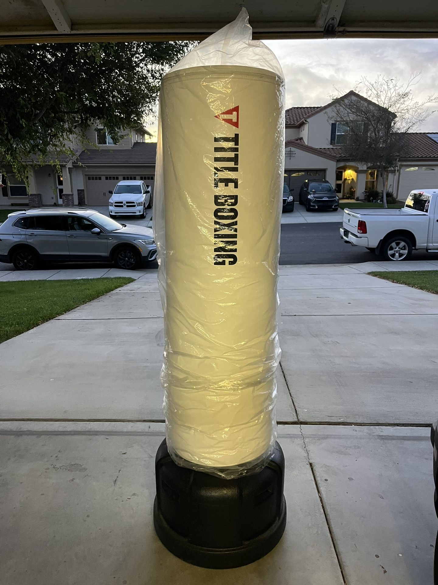 TITLE white Freestanding Bag
