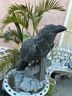 Solid heavy duty weight 2,5 foot tall Raven on a cross blow