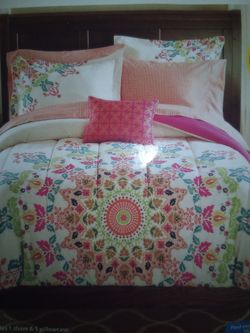 6 Piece Bedding Set Twin Size (Have (2)Selling each for $35)