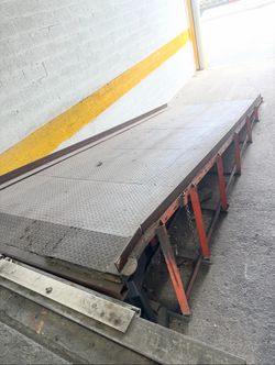 Warehouse forklift ramp