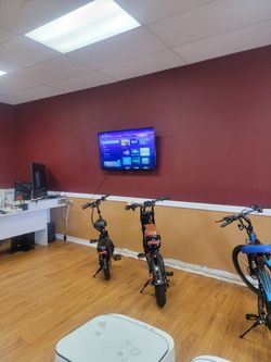 T.V & wall mount ---- GREAT CONDITION