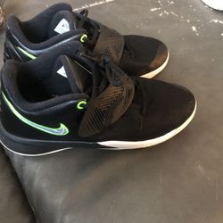 Kids Nike Kyrie 3 Shoes Size 6.5
