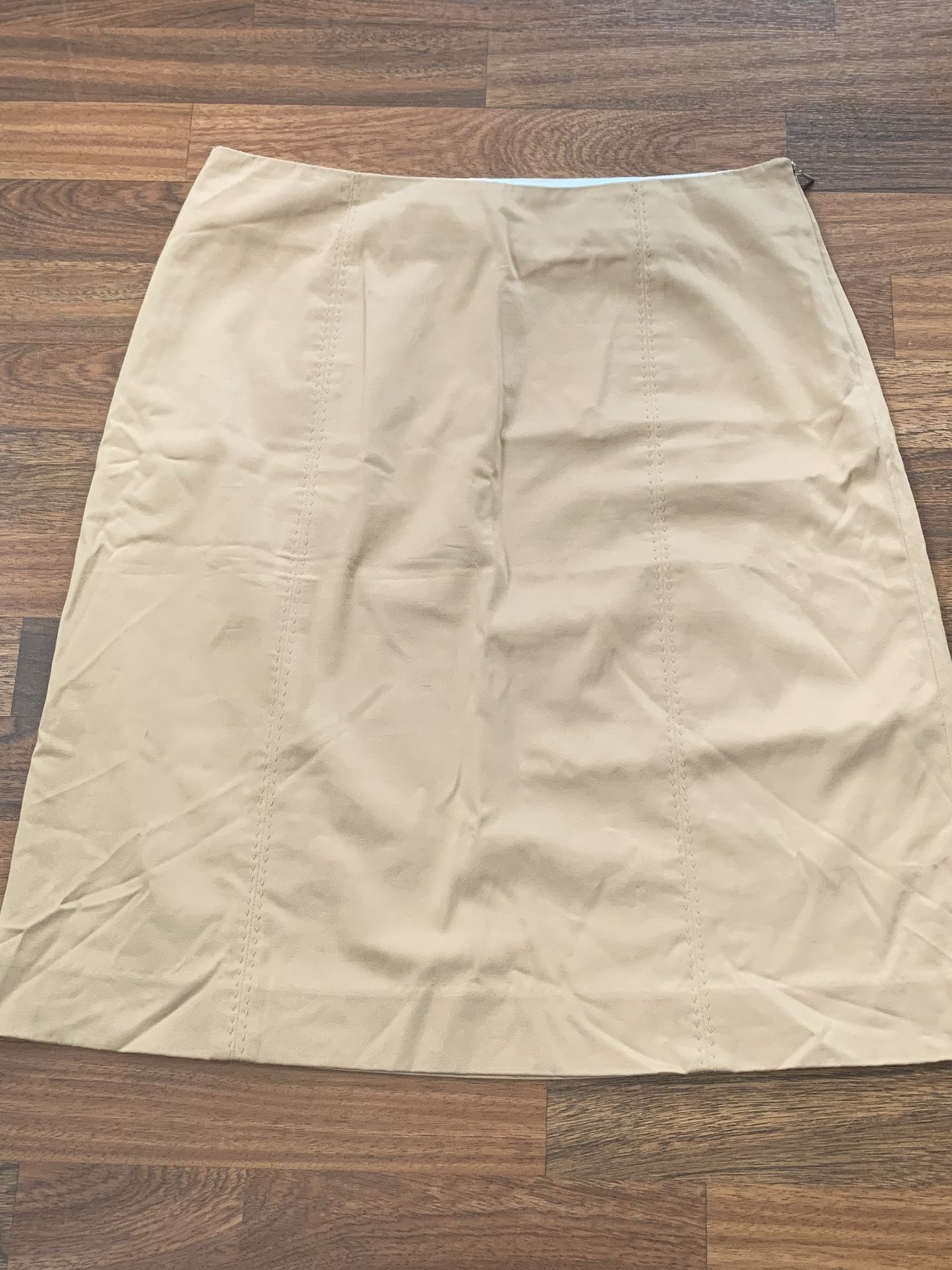 Gap Women Khaki Skirt Size 8 Stretch Front stitch detail Side Zipper