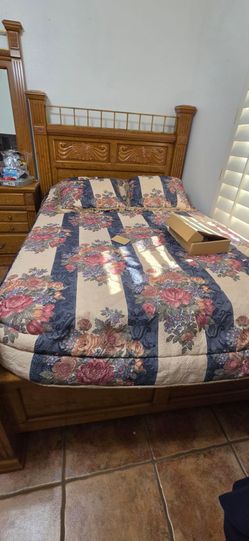 ADJUSTABLE QUEEN BED