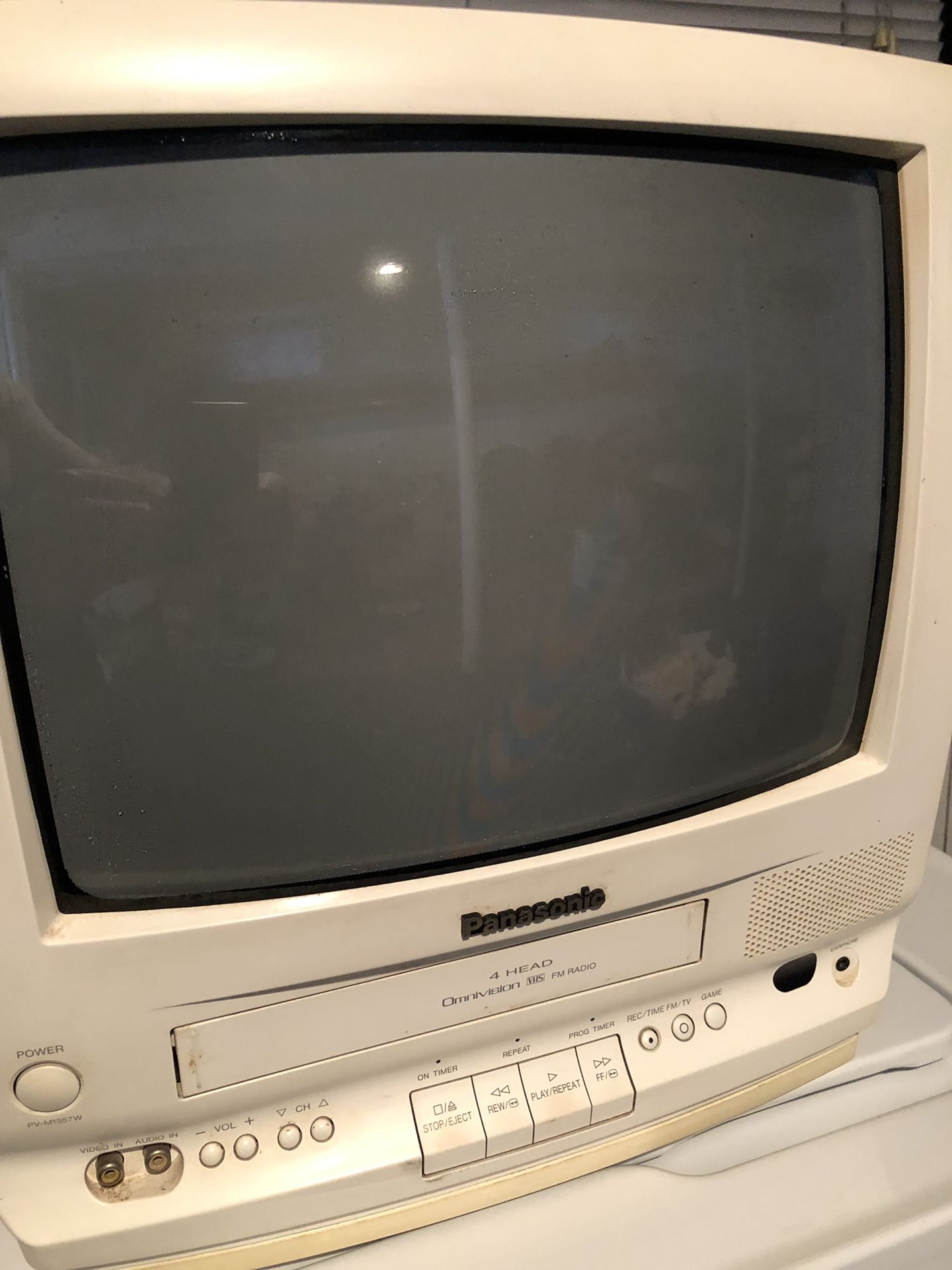 TV/VCR Combo+550 movie tapes+3 VCR’S