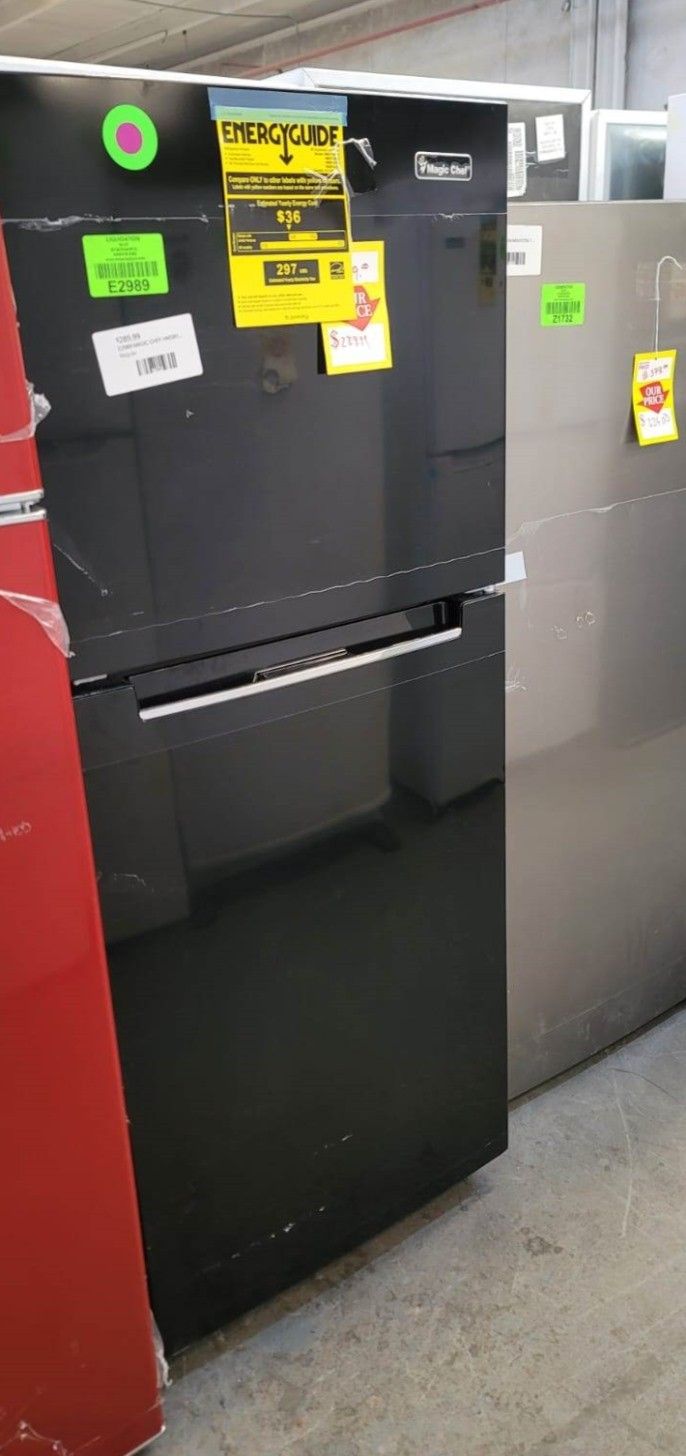 MAGIC CHEF HMDRBE 10.1 cu. ft. Top Freezer Refrigerator 730