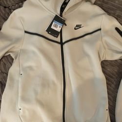 Brand New Nike Tech Fleece Size Medium 