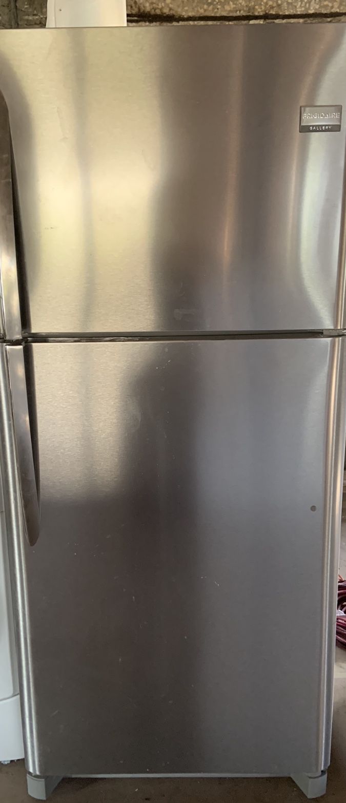 Frigidaire Gallery Stainless Steel 20.4 CuFt Top Freezer Refrigerator