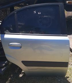 2008 KIA RIO OEM DOOR !