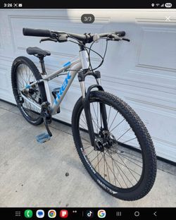 Trek mountain bike size adult small Wheels 27.5 Multiple Speeds 21 Disc Brakes