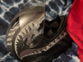 Bell motorcycle helmet with drawstring bag