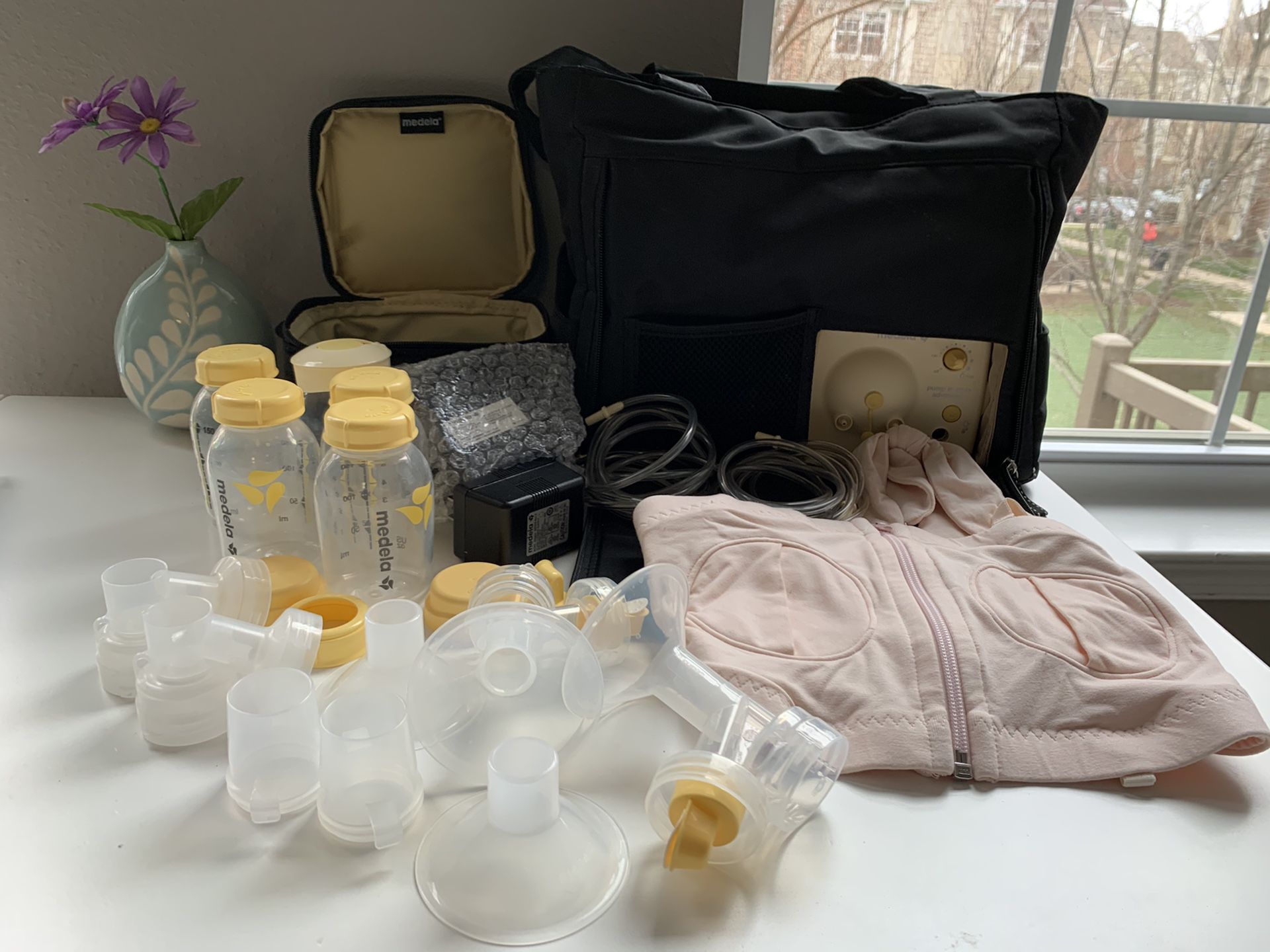Medela Pump in Style Advanced with Tote, Electric Breast Pump for Double Pumping, Portable Battery Pack, Adjustable Speed and Vacuum, International A