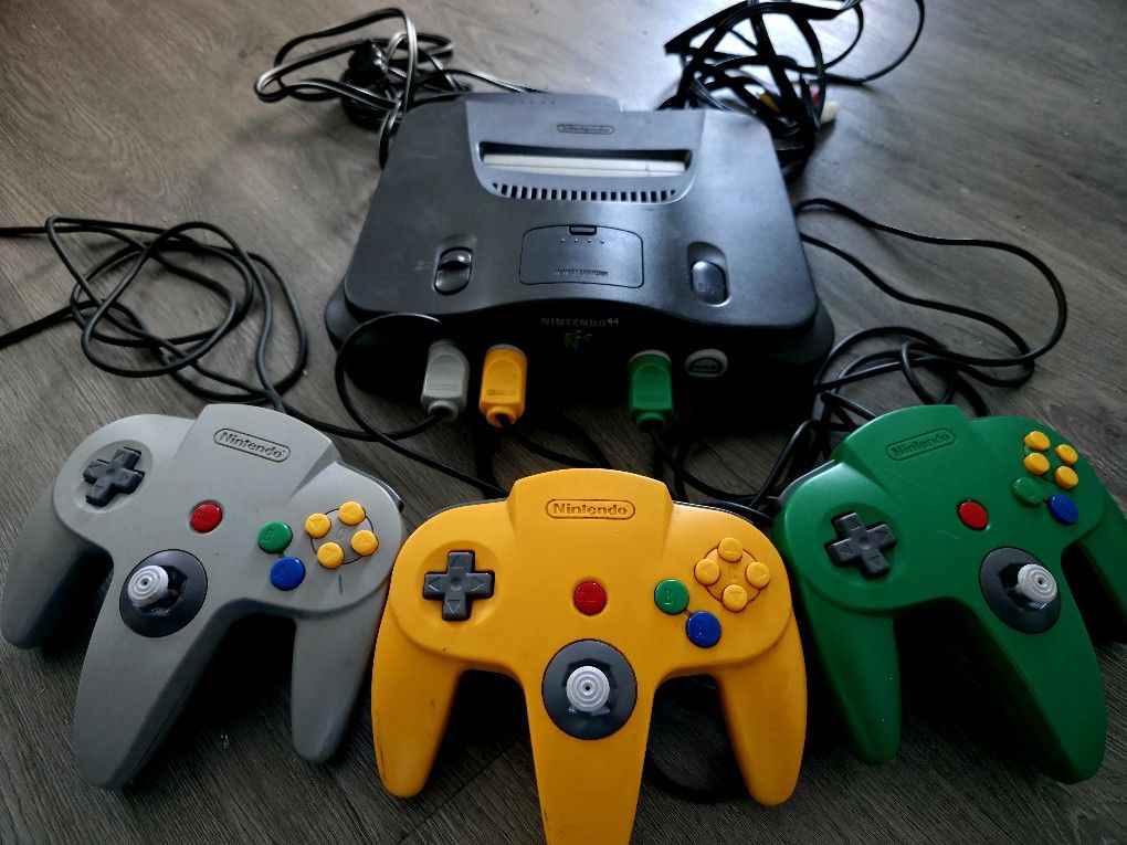 Nintendo 64 w/3 Controllers