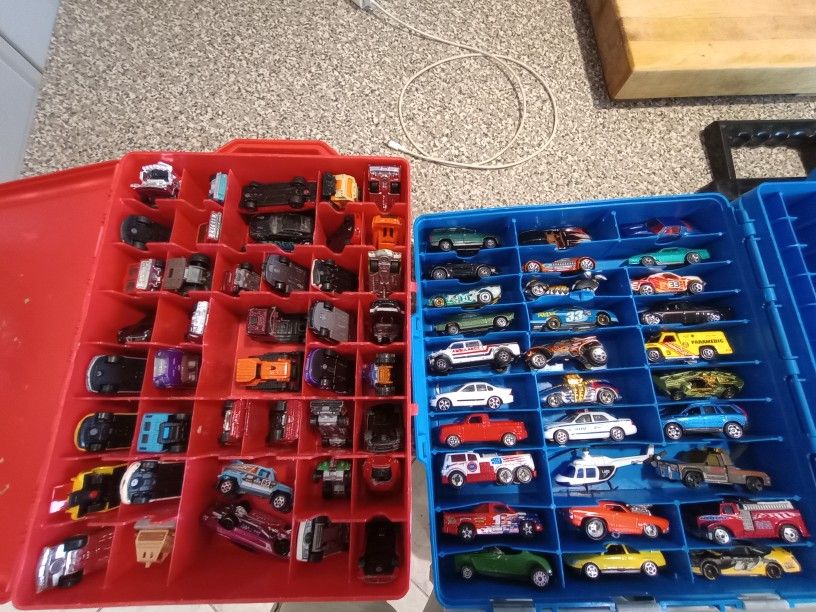 75 Hot Wheels Matchbox Cars Toy Lot With Carrying Cases