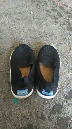 Girls size 6 TOMS