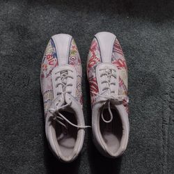 Golf Shoes Women's Size 6.5 New  Never Worn.  Styling Graffiti  Design.  Cash Porch Pickup Redmond.