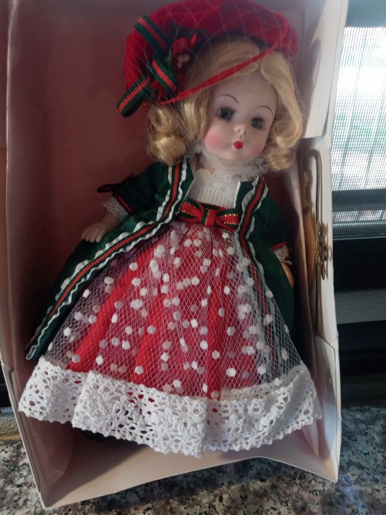 Beautiful Christmas Victorian Yuletide Madame Alexander Doll New