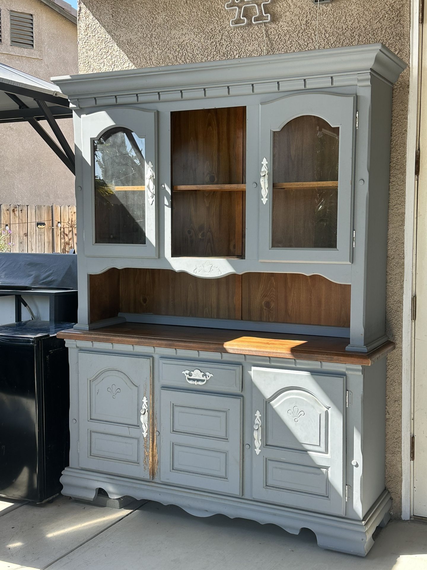 Hutch/Curio Cabinet