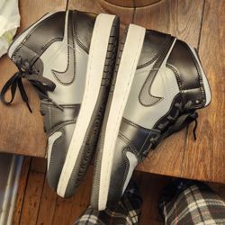 Jordan 1 Mid Red Shadows