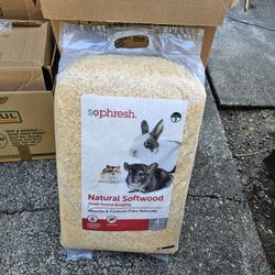 Softwood bedding for a smaller animal 