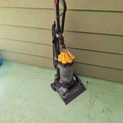 Dyson DC 33 Vacuum Cleaner