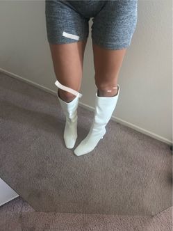 Kitten heel boots