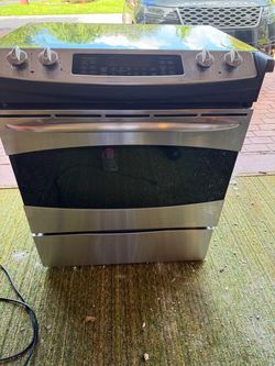 Electric built-in stove (slide-in) with glass surface and stainless steel front controls, GE Profile model