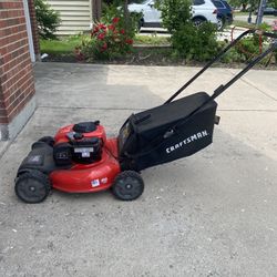 CRAFTSMAN M110 21-in Gas Push lawn mower with 140-cc Briggs and Stratton Engine