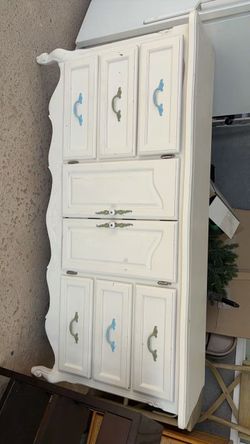 White French Provincial Cabinet with Drawerse