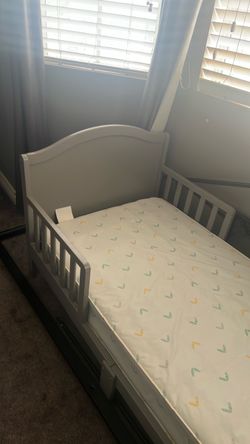 Toddler bed with mattress, clean (no box spring)