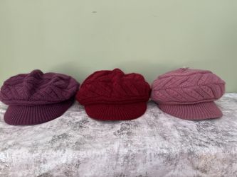 Women’s Cable Knit Hat With Small Brim