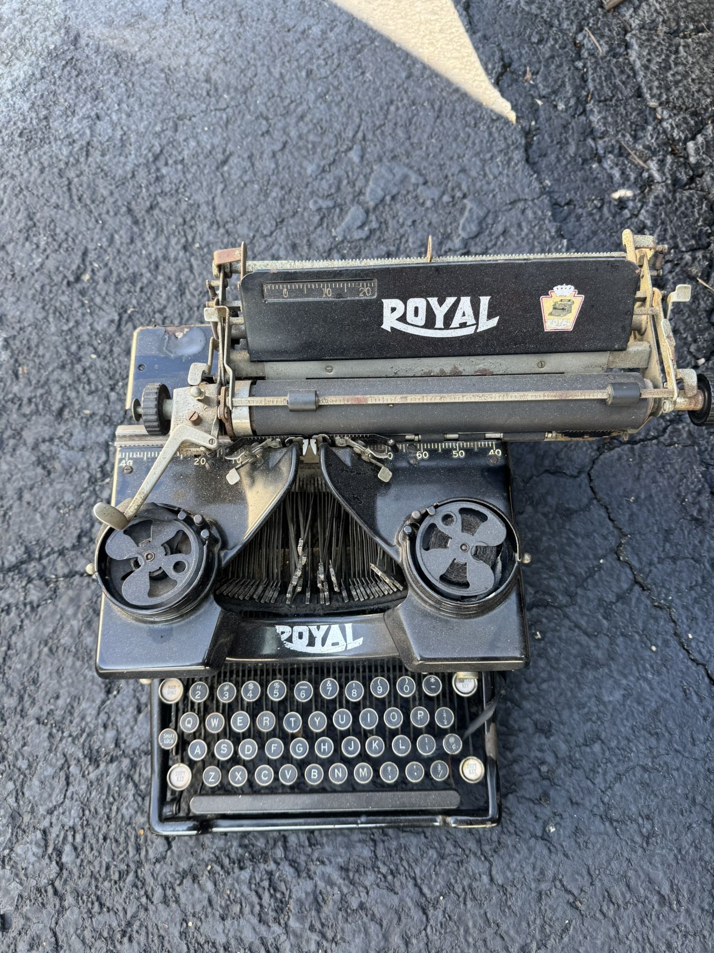 Old used typewriter 