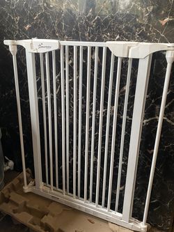Dreambaby, selfclosing gate. White.
