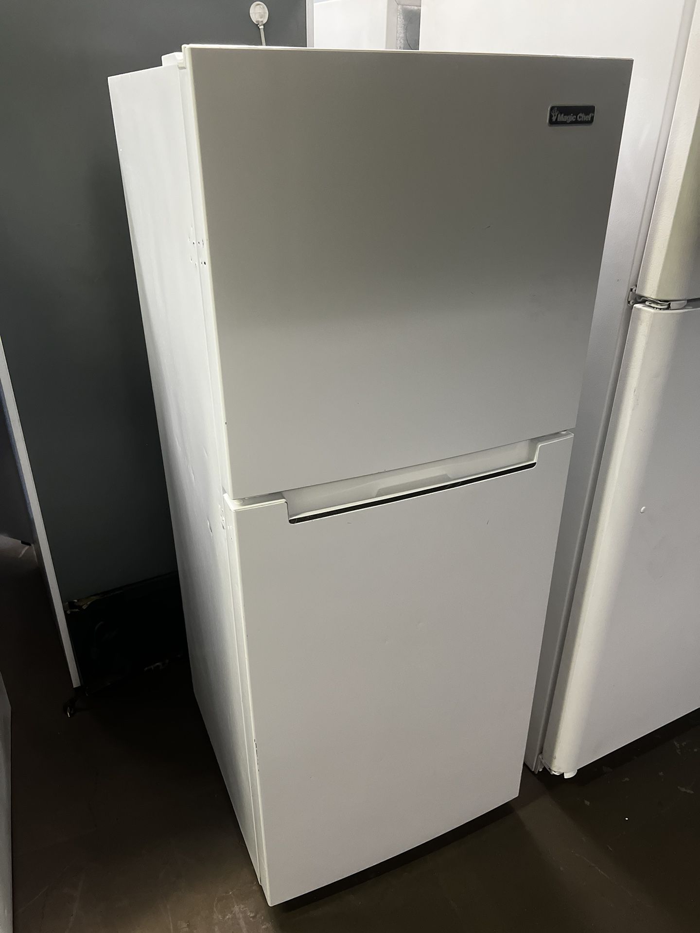 Magic Chef 10 Cu Ft Top Freezer Refrigerator Gloss White