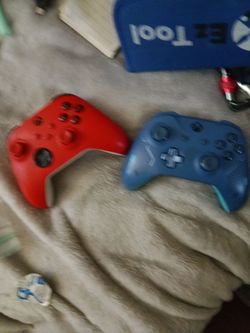 2 Xbox controllers