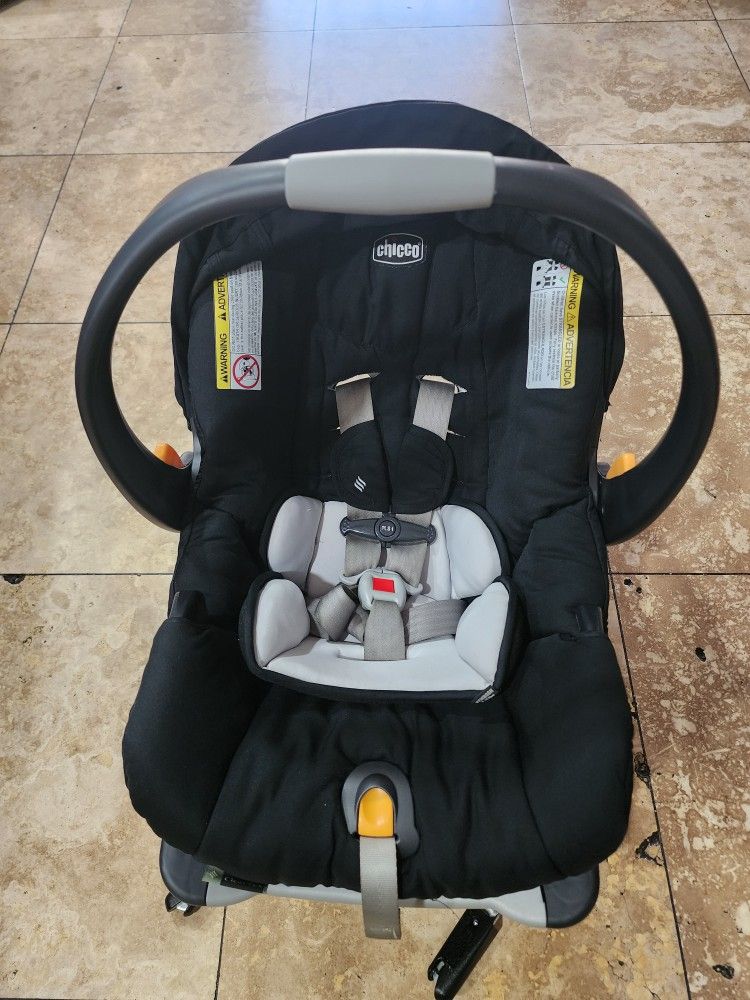 Chicco Infant Car Seat With Base