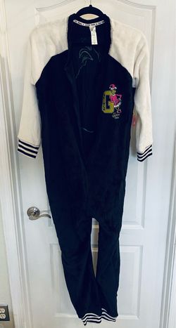 Justice x The Grinch onesie pajama features a plush black body sz Xl