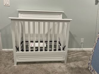 Barely used Storkcraft Petal 4-in-1 convertible mini crib