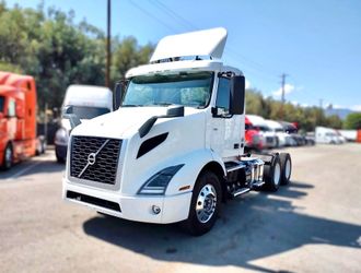 2020 VOLVO 64T400 DAY CAB NEW DRIVE TIRES!! 217K MILES!!