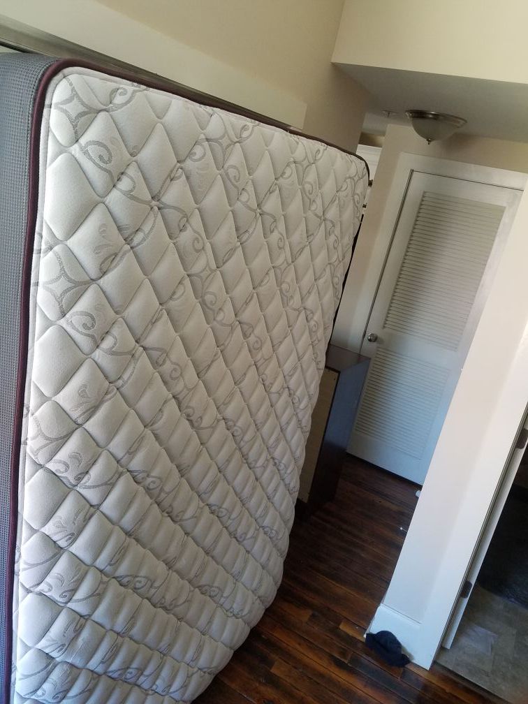 Queen Stewart & Hamilton Luxury Fine Sleep mattress and boxspring