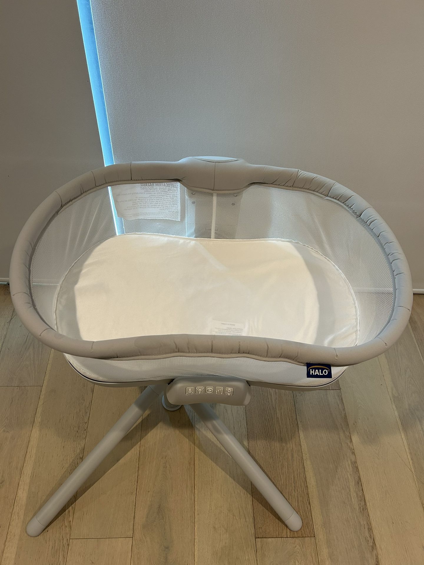 Brand new Halo Bassinest with sheets and diapers for Sale in San Diego