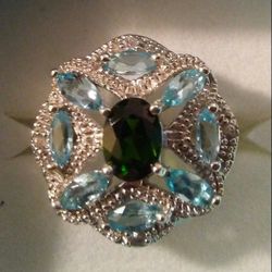Beautiful 🆕 Sterling Silver Green 💚 Sapphire Ring! 💍