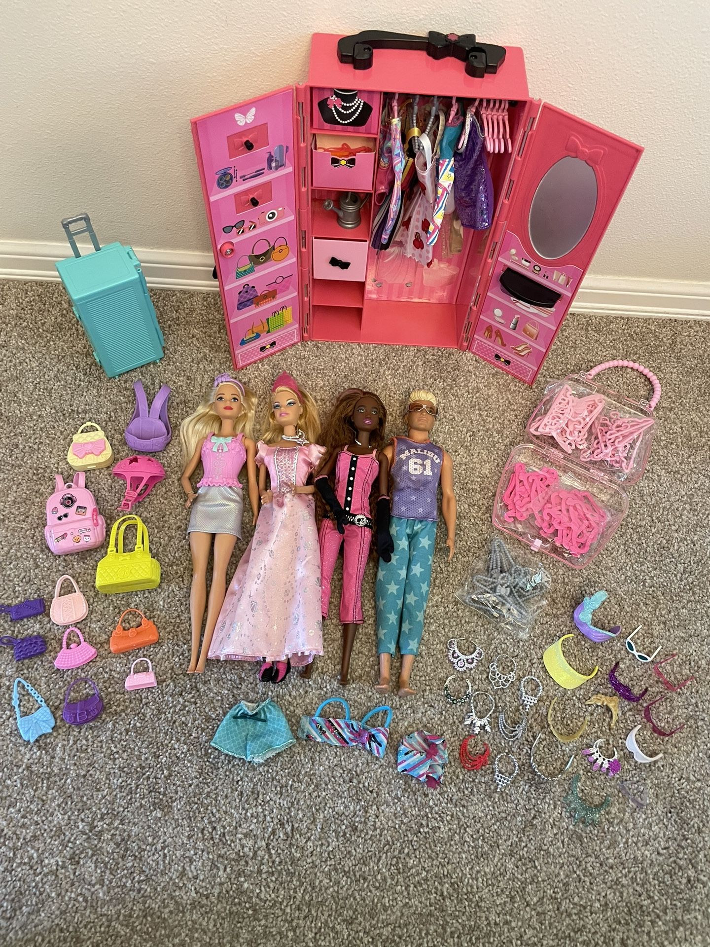Barbie Fashionista Ultimate Closet Playset: 4 Dolls, Clothes & Accessories