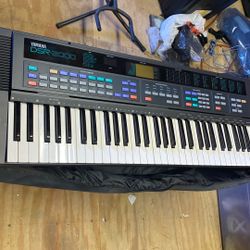 Yamaha DSR-2000 Synthesizer Keyboard (Like New)