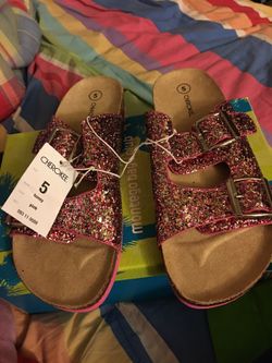 Slippers fits 7.5 womes