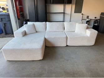 FREE Delivery 🚚 New in Box, Beautiful Boneless Sectional Couch