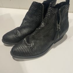 Very G Women’s Black Textured Bootie, Size 10
