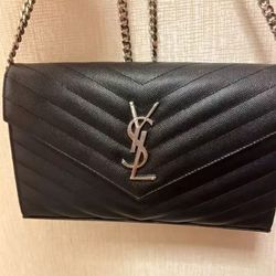Chain shoulder bag
