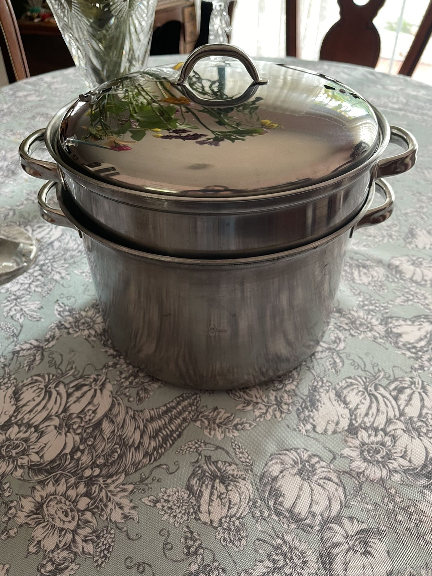 Steamer Pot With 2 Inserts In Like New, Excellent Condition