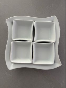 Pier 1 wavy white 5 piece serving set 8” plate/platter/tray + 4 sauce cups